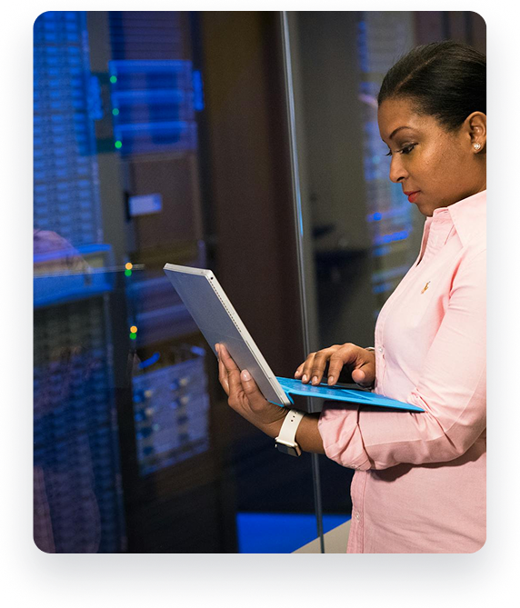 Femme-ordinateur-data-center